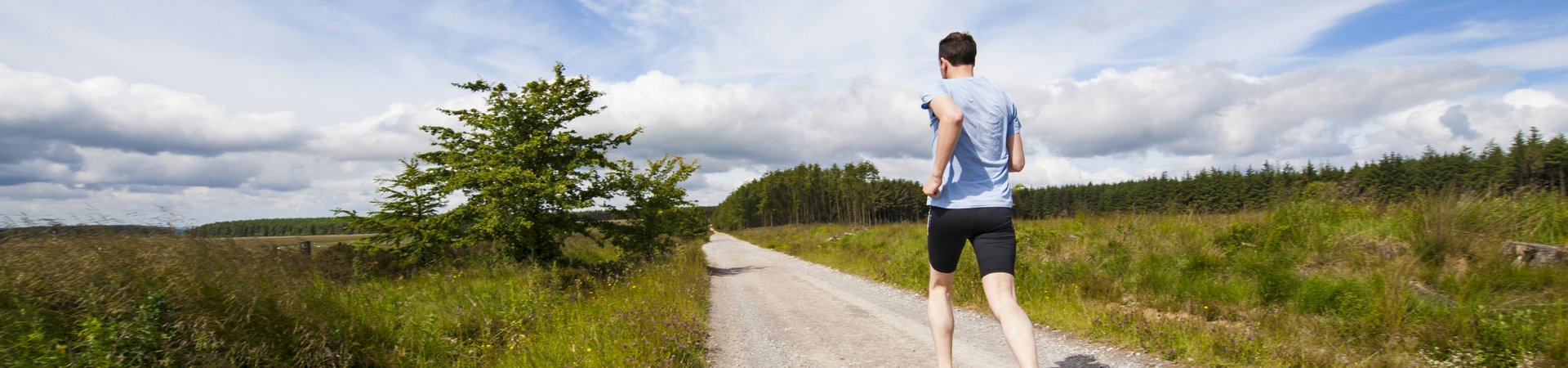 Jogger auf Feldweg